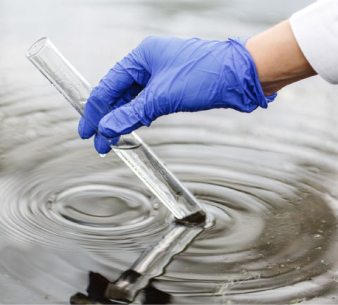 Foto ilustrativa de amostra de água