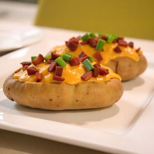 imagem ilustrativa da receita de Baked Potato com cheddar e bacon