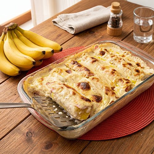 Banana ao forno com requeijão cremoso DALLORA gratinada em travessa com presunto