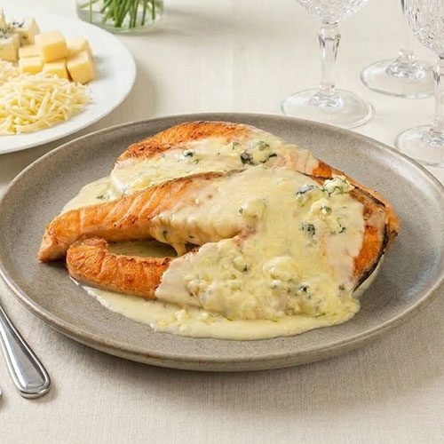Filé de salmão com molho cremoso de quatro queijos por cima